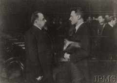 1921, Ryga, Łotwa.
Adolf Joffe (z lewej), szef delegacji sowieckiej i Jan Dąbski, przewodniczący polskiej delegacji podczas rozmów pokojowych kończących wojnę polsko-bolszewicką.
Fot. NN, Instytut Polski i Muzeum im. gen. Sikorskiego w Londynie [szuflada nr 20 – Walki o niepodległość]