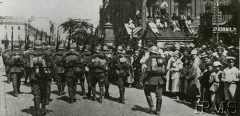 Maj 1920, Kijów, Ukraina.
Wkroczenie wojsk polskich i ukraińskich do miasta. Polscy żołnierze na głównej ulicy miasta, Chreszczatyku.
Fot. NN, Instytut Polski i Muzeum im. gen. Sikorskiego w Londynie [szuflada nr 20 – Walki o niepodległość]