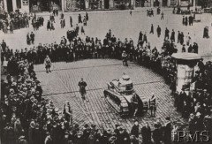 Ok. 1920, brak miejsca.
Czołg Renault FT17 na rynku miasta.
Fot. NN, Instytut Polski i Muzeum im. gen. Sikorskiego w Londynie [szuflada nr 20 – Walki o niepodległość]