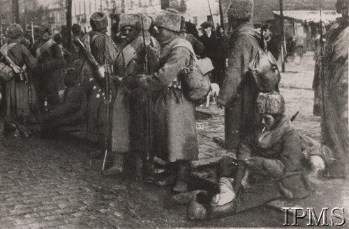 1920, Warszawa, Polska.
Przemarsz żołnierzy Dywizji Syberyjskiej przez ulice Warszawy.
Fot. NN, Instytut Polski i Muzeum im. gen. Sikorskiego w Londynie [szuflada nr 20 – Walki o niepodległość]