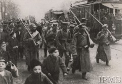 1914, Warszawa.
Pierwsi niemieccy jeńcy wojenni prowadzeni przez rosyjskich żołnierzy ulicami Warszawy, w tle dwa tramwaje.
Fot. NN, Instytut Polski i Muzeum im. gen. Sikorskiego w Londynie [szuflada nr 20 – Walki o niepodległość]