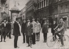 Sierpień 1915, Warszawa.
Obejmowanie czynności przez członków Straży Obywatelskiej.
Fot. NN, Instytut Polski i Muzeum im. gen. Sikorskiego w Londynie [szuflada nr 20 – Walki o niepodległość]