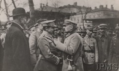 Kwiecień 1919, Warszawa, Polska.
Defilada strzelców Armii gen. Hallera w Warszawie koło Dworca Wiedeńskiego. Gen. Józef Haller wita się z Naczelnikiem Józefem Piłsudskim, z prawej delegacja oficerów armii francuskiej.
Fot. NN, Instytut Polski i Muzeum im. gen. Sikorskiego w Londynie [szuflada nr 20 – Walki o niepodległość]