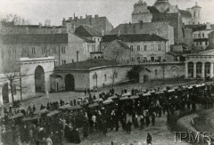 1918-1920, brak miejsca.
Uczestnicy zbiorowego pogrzebu idą w kondukcie żałobnym niosąc trumny.
Fot. NN, Instytut Polski i Muzeum im. gen. Sikorskiego w Londynie [szuflada nr 20 – Walki o niepodległość]