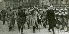 1922, Warszawa, Polska.
Uroczystości wojskowe, z prawej idzie prezydent Stanisław Wojciechowski, obok niego (salutując żołnierzom) gen. Józef Haller i gen. Maxime Weygand, szef Francuskiej Misji Wojskowej w Polsce.
Fot. NN, Instytut Polski i Muzeum im. gen. Sikorskiego w Londynie [szuflada nr 20 – Walki o niepodległość]