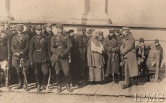 Ok. 1920, brak miejsca.
Z prawej stoi Naczelnik Józef Piłsudski, obok niego Edward Rydz-Śmigły i biskup Władysław Bandurski. Z lewej grupa oficerów Legionów Polskich.
Fot. NN, Instytut Polski i Muzeum im. gen. Sikorskiego w Londynie [szuflada nr 20 – Walki o niepodległość]