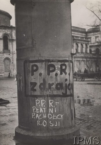 Marzec 1944, Warszawa, Generalne Gubernatorstwo.
Napis na słupie ogłoszeniowym: „PPR zdrajcy, PPR – płatni pachołcy Rosji”.
Fot. NN, Instytut Polski i Muzeum im. gen. Sikorskiego w Londynie [szuflada nr 41 – Powstanie Warszawskie. Armia Krajowa]