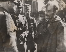 Październik 1944, Warszawa, Generalne Gubernatorstwo.
Polak przesłuchiwany przez niemieckich oficerów.
Fot. NN, Instytut Polski i Muzeum im. gen. Sikorskiego w Londynie [szuflada nr 41 – Powstanie Warszawskie. Armia Krajowa]
