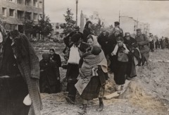 Październik 1944, Warszawa, Generalne Gubernatorstwo.
Ludność cywilna wysiedlana z miasta po upadku Powstania Warszawskiego.
Fot. NN, Instytut Polski i Muzeum im. gen. Sikorskiego w Londynie [szuflada nr 41 – Powstanie Warszawskie. Armia Krajowa]