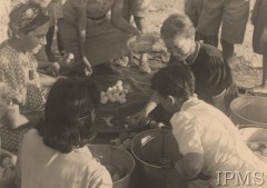 Październik 1942, Teheran, Iran.
Obóz nr 3 dla polskiej ludności cywilnej, która opuściła Związek Radziecki razem z Armią Andersa. Kobiety rozkładające na kocu jajka oraz owoce.
Fot. NN, Instytut Polski i Muzeum im. gen. Sikorskiego w Londynie [szuflada nr 45 - Polacy na emigracji]
