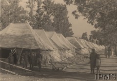 Październik 1942, Teheran, Iran.
Obóz nr 3 dla polskiej ludności cywilnej, która opuściła Związek Radziecki razem z Armią Andersa. Dzieci przed namiotami.
Fot. NN, Instytut Polski i Muzeum im. gen. Sikorskiego w Londynie [szuflada nr 45 - Polacy na emigracji]
