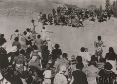 1942, Iran (Persja).
Spotkanie polskich rodzin ewakuowanych ze Związku Radzieckiego wraz z Armią Andersa.
Fot. NN, Instytut Polski i Muzeum im. gen. Sikorskiego w Londynie [szuflada nr 45 – Polacy na emigracji]