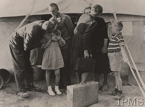 1942, Iran (Persja).
Polska rodzina ewakuowana ze Związku Radzieckiego wraz z Armią Andersa.
Fot. British Official Photograph World Office, Instytut Polski i Muzeum im. gen. Sikorskiego w Londynie [szuflada nr 45 - Polacy na emigracji]
