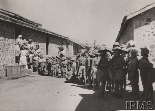 1942-1945, brak miejsca.
Grupa polskich dzieci ewakuowanych ze Związku Radzieckiego wraz z Armią Andersa.
Fot. NN, Instytut Polski i Muzeum im. gen. Sikorskiego w Londynie [szuflada nr 45 - Polacy na emigracji]
