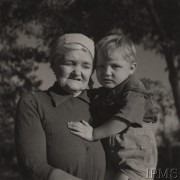 1942, Teheran, Iran (Persja).
Obóz nr 3 dla polskiej ludności cywilnej, która opuściła Związek Radziecki razem z Armią Andersa. Starsza kobieta trzymająca chłopca na rękach.
Fot. NN, Instytut Polski i Muzeum im. gen. Sikorskiego w Londynie [szuflada nr 45 - Polacy na emigracji]
