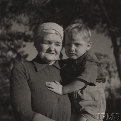 1942, Teheran, Iran (Persja).
Obóz nr 3 dla polskiej ludności cywilnej, która opuściła Związek Radziecki razem z Armią Andersa. Starsza kobieta trzymająca chłopca na rękach.
Fot. NN, Instytut Polski i Muzeum im. gen. Sikorskiego w Londynie [szuflada nr 45 - Polacy na emigracji]
