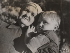 1942, Teheran, Iran (Persja).
Obóz nr 3 dla polskiej ludności cywilnej, która opuściła Związek Radziecki razem z Armią Andersa. Starsza kobieta trzymająca chłopca na rękach.
Fot. NN, Instytut Polski i Muzeum im. gen. Sikorskiego w Londynie [szuflada nr 45 - Polacy na emigracji]
