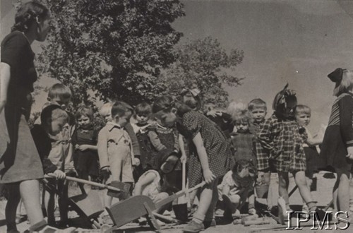 1942, Teheran, Iran (Persja).
Obóz nr 3 dla polskiej ludności cywilnej, która opuściła Związek Radziecki razem z Armią Andersa. Grupa dzieci z opiekunką.
Fot. NN, Instytut Polski i Muzeum im. gen. Sikorskiego w Londynie [szuflada nr 45 - Polacy na emigracji]
