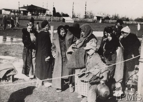 Zima 1941, Pahlewi, Iran (Persja).
Grupa polskiej ludności cywilnej, która opuściła Związek Radziecki razem z Armią Andersa. 
Fot. NN, Instytut Polski i Muzeum im. gen. Sikorskiego w Londynie [szuflada nr 45 - Polacy na emigracji]
