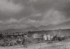 1942, Teheran, Iran (Persja).
Obóz nr 2 dla polskiej ludności cywilnej, która opuściła Związek Radziecki razem z Armią Andersa. Przygotowywanie posiłku w obozowej kuchni.
Fot. NN, Instytut Polski i Muzeum im. gen. Sikorskiego w Londynie [szuflada nr 45 - Polacy na emigracji]
