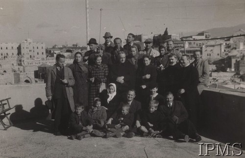 Marzec 1941, brak miejsca.
Jedna z pierwszych grup polskich uchodźców.
Fot. NN, Instytut Polski i Muzeum im. gen. Sikorskiego w Londynie [szuflada nr 45 - Polacy na emigracji]