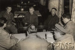 1945, Gardelegen, Niemcy.
Trzej Polacy, którzy relacjonują dziennikarzom przebieg masakry dokonanej przez Niemców w stodole pod Gardelegen (spalenie żywcem ponad 300 więźniów obozu jenieckiego).
Fot. NN, Instytut Polski im. Gen. Sikorskiego w Londynie [szuflada nr 4]