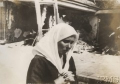 1939, Polska.
Kobieta w chustce na głowie modląca się na gruzach swojego domu.
Fot. NN, Instytut Polski i Muzeum im. gen. Sikorskiego w Londynie [szuflada nr 51 – Wrzesień 1939]