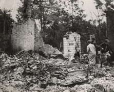 1939, Polska.
Rodzina przeszukująca gruzy swojego zburzonego domu, w środku pośród ruin stoi zniszczony piec kaflowy.
Fot. NN, Instytut Polski i Muzeum im. gen. Sikorskiego w Londynie [szuflada nr 51 – Wrzesień 1939]