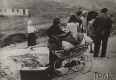 Wrzesień 1939, Polska.
Uchodźcy z Warszawy ze swoim dobytkiem.
Fot. NN, Instytut Polski i Muzeum im. gen. Sikorskiego w Londynie [szuflada nr 51 - Wrzesień 1939]