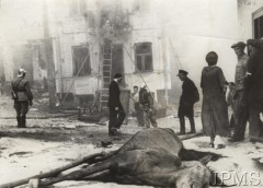 Wrzesień 1939, Warszawa, Polska.
Oblężenie stolicy - strażacy gaszą płonący dom, na pierwszym planie leży martwy koń.
Fot. NN, Instytut Polski i Muzeum im. gen. Sikorskiego w Londynie [szuflada nr 51 – Wrzesień 1939]