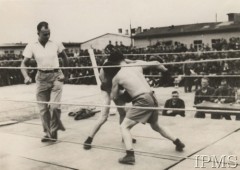 1943, Gneixendorf k. Krems, Austria, III Rzesza Niemiecka.
Pojedynek bokserski w stalagu 17 B. W tle baraki obozu.
Fot. NN, Instytut Polski i Muzeum im. gen. Sikorskiego w Londynie [szuflada nr 51 – Wrzesień 1939]