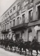 Październik 1939, Warszawa, Polska.
Oddział niemieckiej kawalerii wkracza do miasta, z prawej zniszczona kamienica.
Fot. NN, Instytut Polski i Muzeum im. gen. Sikorskiego w Londynie [szuflada nr 51 – Wrzesień 1939]