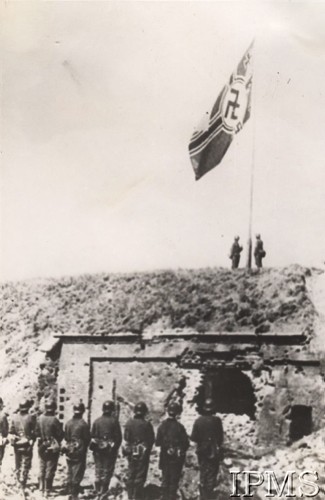 Wrzesień 1939, Westerplatte, Polska.
Flaga wojenna III Rzeszy nad gruzami polskiej placówki na Westerplatte
Fot. NN, Instytut Polski i Muzeum im. gen. Sikorskiego w Londynie [szuflada nr 51 – Wrzesień 1939]