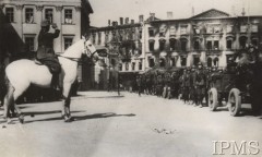 1939, Warszawa, Polska.
Oddziały Wehrmachtu defilują przed gen. Hohenhausenem na Placu Marszałka Piłsudskiego.
Fot. NN, Instytut Polski i Muzeum im. gen. Sikorskiego w Londynie [szuflada nr 51 - Wrzesień 1939]