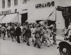 Wrzesień 1939, Warszawa, Polska.
Ochotnicy do budowy umocnień idą ulicą ze szpadlami.
Fot. NN, Instytut Polski i Muzeum im. gen. Sikorskiego w Londynie [szuflada nr 51 – Wrzesień 1939]