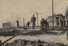 Wrzesień 1939, Warszawa, Polska.
Oddział Wehrmachtu na przedmieściach Warszawy, w tle z prawej zniszczony tramwaj.
Fot. Association Press, Instytut Polski i Muzeum im. gen. Sikorskiego w Londynie [szuflada nr 51 – Wrzesień 1939]