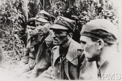 7.09.1939, Westerplatte, Polska.
Kapitulacja Westerplatte. Polscy żołnierze w niemieckiej niewoli. Siedzą od prawej: NN, kpt. Franciszek Dąbrowski, kpt. Mieczysław Słaby (lekarz), por. Stefan Grodecki.
Fot. NN, Instytut Polski i Muzeum im. gen. Sikorskiego w Londynie [szuflada nr 51]
