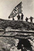 Wrzesień 1939, Westerplatte, Polska.
Flaga wojenna III Rzeszy nad gruzami polskiej placówki na Westerplatte
Fot. NN, Instytut Polski i Muzeum im. gen. Sikorskiego w Londynie [szuflada nr 51 – Wrzesień 1939]