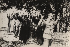 7.09.1939, Westerplatte, Polska.
Kapitulacja Westerplatte. Poddająca się załoga placówki. Na pierwszym planie starszy ogniomistrz Leonard Piotrowski, za nim stoi mjr. Henryk Sucharski.
Fot. NN, Instytut Polski i Muzeum im. gen. Sikorskiego w Londynie [szuflada nr 51]