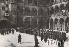 1939-1944, Kraków, Generalne Gubernatorstwo.
Policja niemiecka na Wawelu.
Fot. NN, Instytut Polski im. Gen. Sikorskiego w Londynie [szuflada nr 55, Okupacja niemiecka]