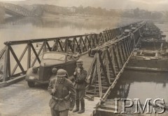 1939, Bydgoszcz (Bromberg).
Oddziały Wehrmachtu wkraczają do Polski po moście pontonowym zbudowanym w miejsce zbombardowanego mostu niedaleko Bydgoszczy.
Fot. NN, Instytut Polski im. Gen. Sikorskiego w Londynie [szuflada nr 55, Okupacja niemiecka]