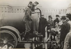 1939, Warszawa, Polska.
Warszawiacy nabierający wodę z cysterny ustawionej przez niemieckich żołnierzy na Placu Saskim.
Fot. NN, Instytut Polski im. Gen. Sikorskiego w Londynie [szuflada nr 55, Okupacja niemiecka]