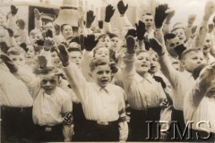 Listopad 1939, Poznań, Kraj Warty, III Rzesza Niemiecka.
Dzieci wiwatujące na cześć przyjazdu do Poznania dr. Wilhelma Fricka.
Fot. NN, Instytut Polski im. Gen. Sikorskiego w Londynie [szuflada nr 55, Okupacja niemiecka]