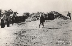 Lata 40., Polska.
Czterej Polacy przed egzekucją, z prawej stoją dwaj żołnierze niemieccy.
Fot. NN, Instytut Polski i Muzeum im. gen. Sikorskiego w Londynie [szuflada nr 57, Okupacja niemiecka, Dokumenty, Walka Podziemna]