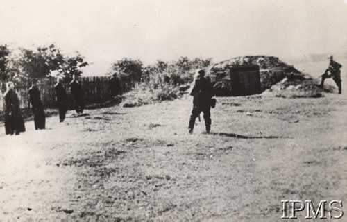 Lata 40., Polska.
Czterej Polacy przed egzekucją, z prawej stoją dwaj żołnierze niemieccy.
Fot. NN, Instytut Polski i Muzeum im. gen. Sikorskiego w Londynie [szuflada nr 57, Okupacja niemiecka, Dokumenty, Walka Podziemna]