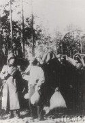 1940-1944, Polska.
Mężczyźni z zawiązanymi oczami prowadzeni przez żołnierza niemieckiego.
Fot. NN, Instytut Polski i Muzeum im. gen. Sikorskiego w Londynie [szuflada nr 57, Okupacja niemiecka, Dokumenty, Walka Podziemna]