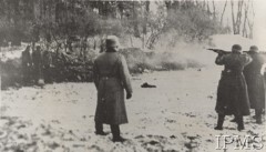 18.12.1939, Bochnia, Generalne Gubernatorstwo.
Wzgórze Uzbornia, pluton egzekucyjny strzela do grupy polskich więźniów.
Fot. NN, Instytut Polski i Muzeum im. gen. Sikorskiego w Londynie [szuflada nr 57, Okupacja niemiecka, Dokumenty, Walka Podziemna]