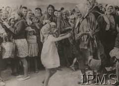 1942, Teheran, Iran.
Ewakuacja polskiej ludności cywilnej ze Związku Radzieckiego, grupa kobiet i dzieci przybyłych do obozu nr 3.
Fot. NN, Instytut Polski im. Gen. Sikorskiego w Londynie [szuflada nr 59 – Polacy w Rosji. Armia Ludowa. Katyń. Niemieckie terrory]