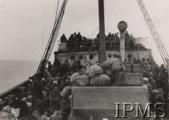 31.03.1942, brak miejsca.
Może Kaspijskie, podróż z Krasnowodska do portu Pahlevi w Iranie. Grupa polskich uchodźców na pokładzie statku.
Fot. NN, Instytut Polski im. Gen. Sikorskiego w Londynie [szuflada nr 59 – Polacy w Rosji. Armia Ludowa. Katyń. Niemieckie terrory]
