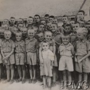 1943, Balahadi, Indie.
Grupa polskich sierot w obozie w Balahadi. Chłopiec oznaczony X po śmierci rodziców sam się opiekował młodszą siostrzyczką, którą przyniósł do jednego z obozów formującej się Armii Polskiej.
Fot. NN, Instytut Polski im. Gen. Sikorskiego w Londynie [szuflada nr 59 – Polacy w Rosji. Armia Ludowa. Katyń. Niemieckie terrory]